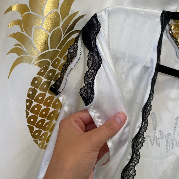 Victoria’s Secret Rare Bombshell White Satin Robe - Picture 4 of 8